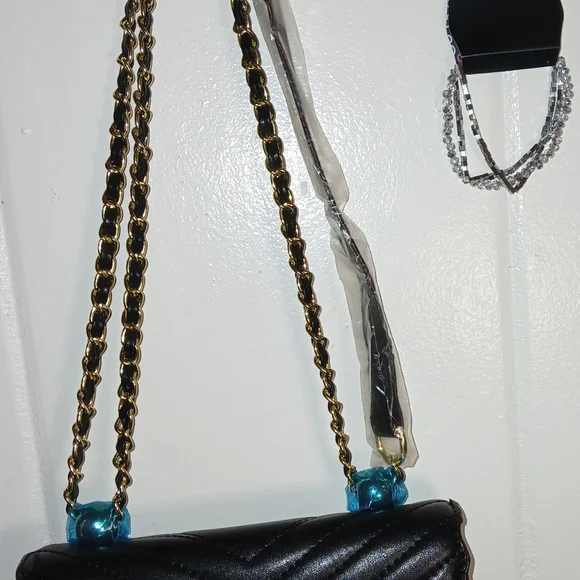 Elegant Black Quilted Shoulder Bag - Picture 1 of 1